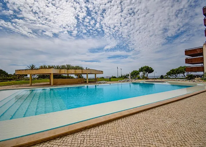 Stylish One Bedroom Apartment With Swimming Pool